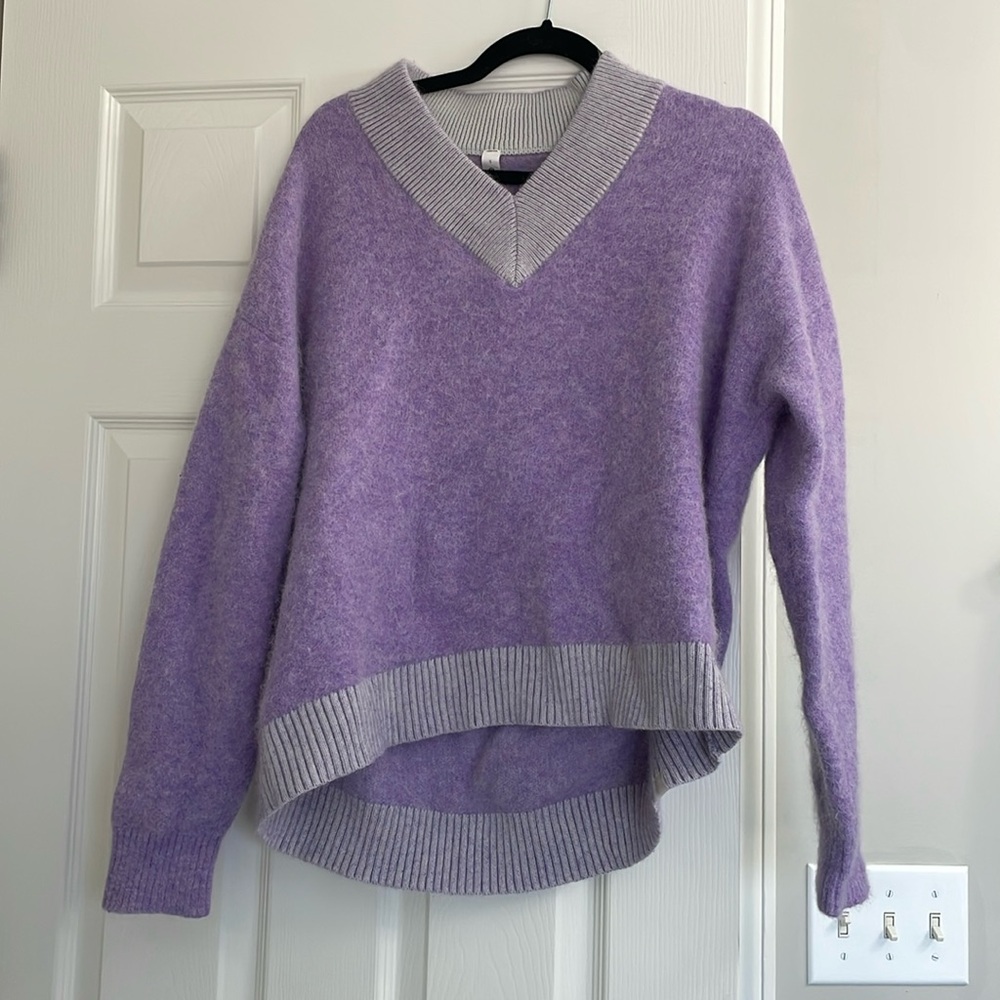 lululemon athletica Lavender V-Neck Pullover Sweater with Light Gray Trim